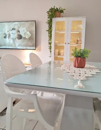 CONJUNTO CADEIRA EMPILHÁVEL COM BRAÇOS CARLOTA R$ 800,00