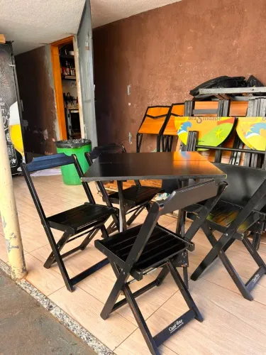 Jogo de mesa com cadeira.