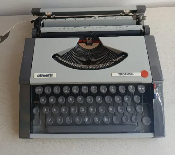 Máquina de escrever Olivetti Tropical