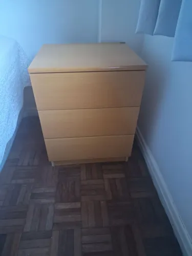 Mesinha de cabeceira com gavetas.