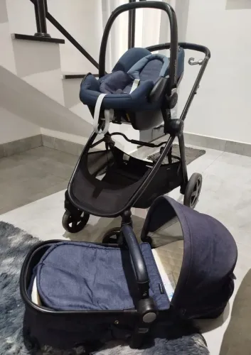 Carrinho de bebê BébéConfort com Bebê Conforto