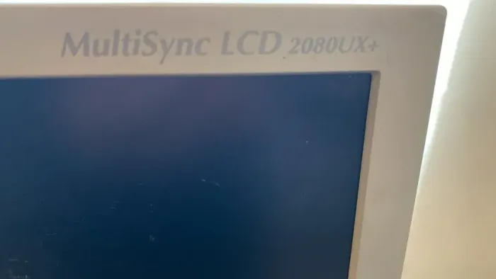 lendário monitor NEC MultiSync LCD 2080UX+ 
