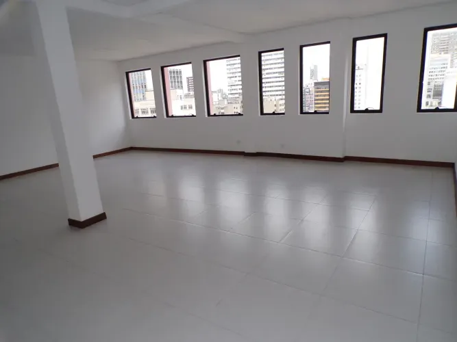 Conjunto comercial andar alto frente Praça Zacarias, no Centro de Curitiba!