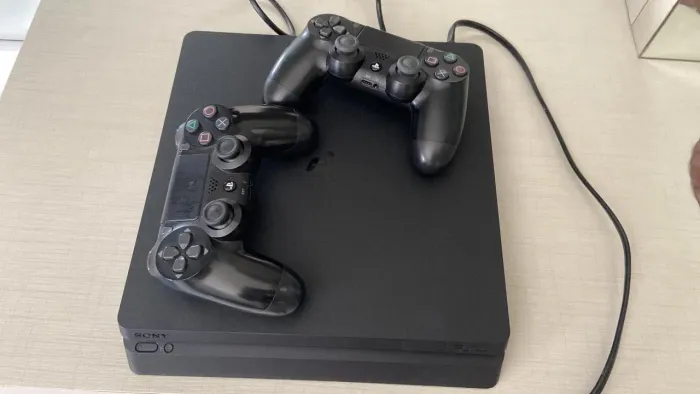 Console PlayStation 4 Slim + 1 TB + 2 DUALSHOCK 4 + 10 jogos.