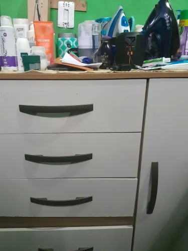Vende Se uma cômoda.