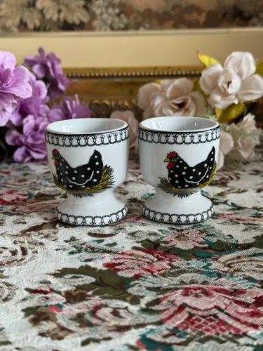 Porta ovos em porcelana motivo galinha 6cm valor da dupla 