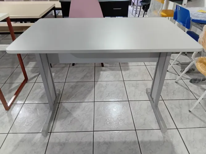 Excelente mesa para estudar