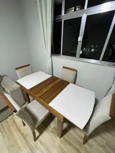 Mesa com 4 cadeiras