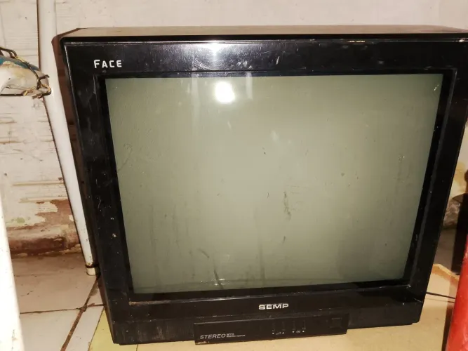TV de Tubo SEMP Completa - Ideal para Peças ou Reparo!