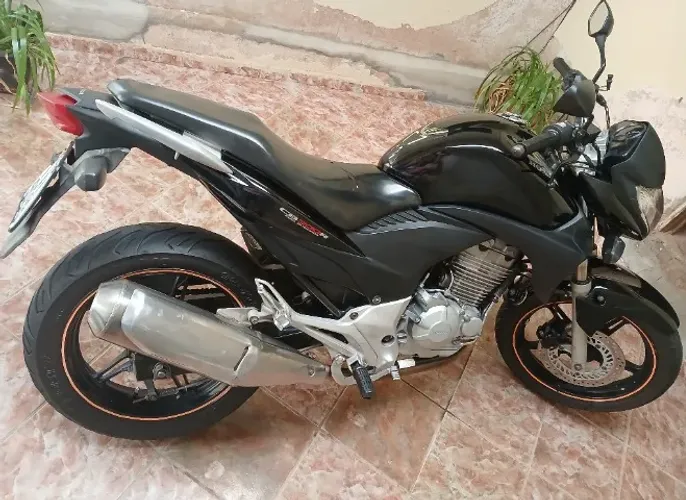 CB300R Bem Conservada poucos detalhes