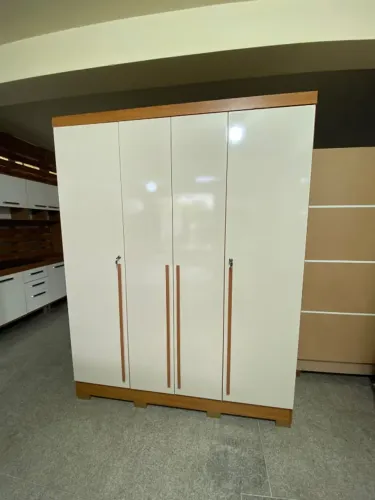 Guarda Roupa 4 portas com chaves 1.60 M largura