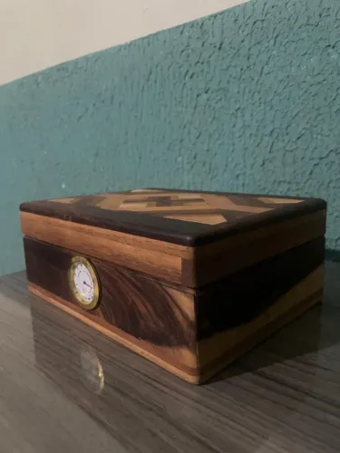 Duas belas Caixas de Charutos de madeira feita à mão.