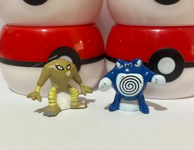 Miniatura do Pokémon Hitmonlee e Poliwrath da Coleção Guaraná Caçulinha (anos 2000)