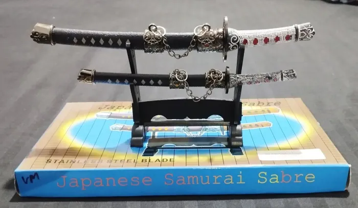 Kit 2 Miniaturas Espadas Samurai Decorativas + Suporte (Novas, na caixa - importado) 21cm.