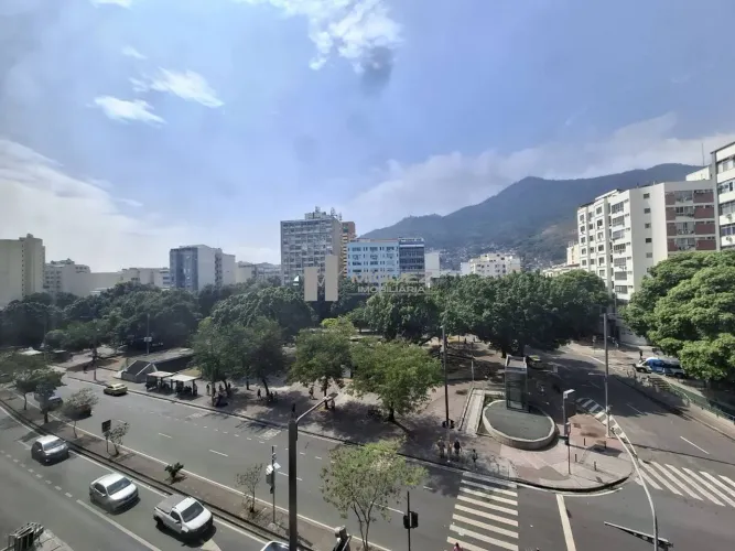 Ampla sala comercial à venda debruçada à Praça Saens Pena na Rua Conde de Bonfim, no bairr