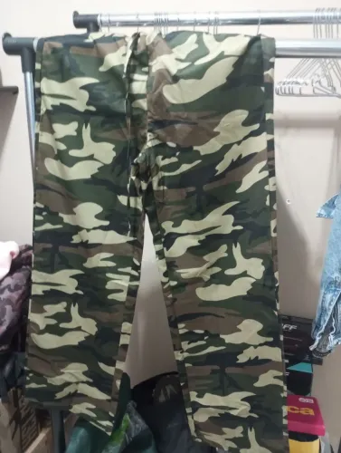 Calça camuflada cargo