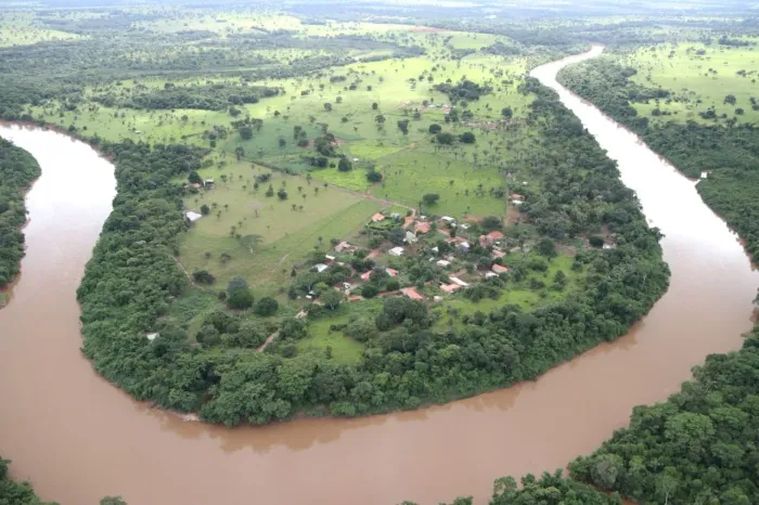 Vendo Rancho,( condomínio) lote na Beira do ria Claro .