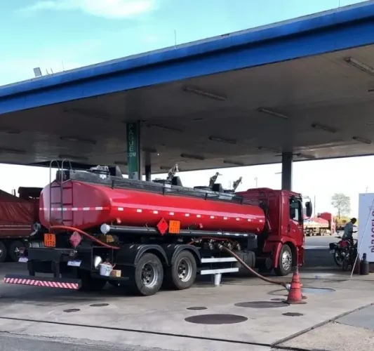 CAMINHÃO TANQUE COMBUSTIVEL