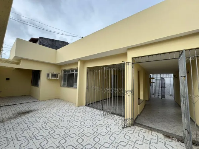 Casa Espaçosa no Conjunto Paulo Barreto Bairro Pereira Lobo