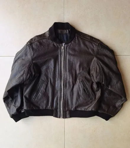 jaqueta de couro khelf bomber boxy, tamanho m, com modelagem curta e larga (quadrada). em