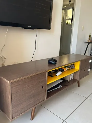 Rack para TV Retrô Pé Palito Madeira com Nicho Amarelo
