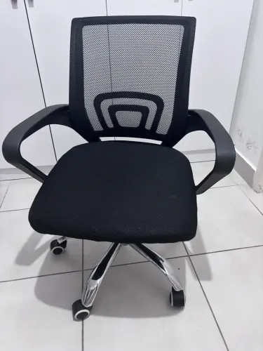 ? Cadeira de Escritório Giratória com Encosto em Tela - Excelente Estado!