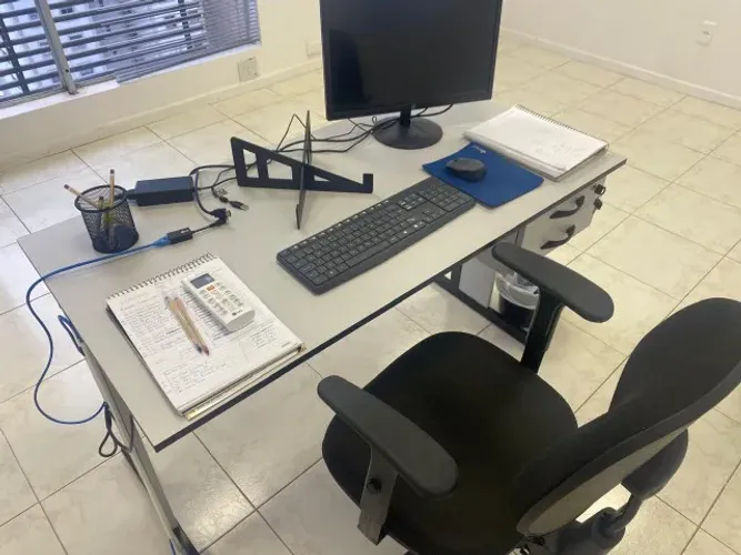 Mesa e cadeira de escritório (ou home office)