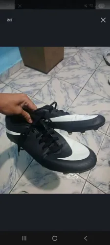 chuteira de campo Nike Bravata II FG preta com o logotipo branco.