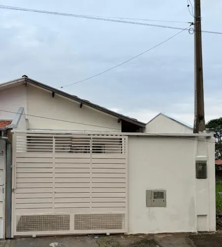Casa 2 Quartos à Venda com Quintal e Garagem - Jd Regina