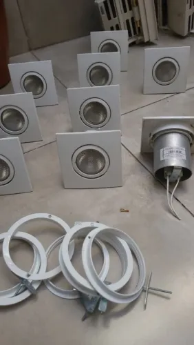 5 caixa de som pra forro em Drywall. 10 lâmpadas embutida.