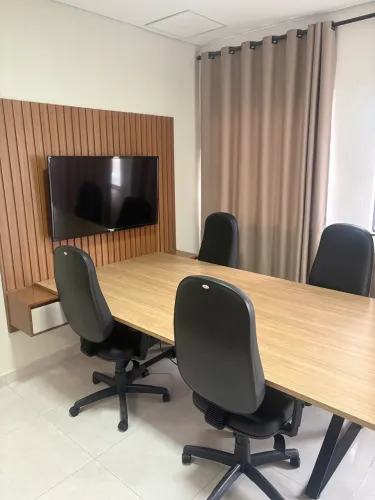 Conjunto Escritório/Podcast Mesa de Reunião C/Caixa tomadas + Painel p/TV + Kit Cadeiras