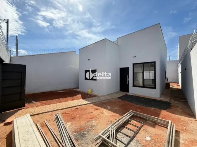 Casa com 3 quartos sendo 1 suíte, disponível para venda no bairro Laranjeiras em Uberlândi