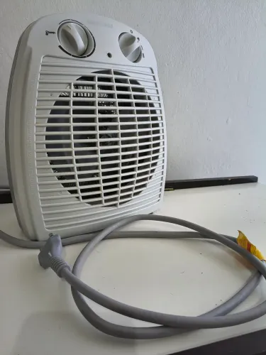 Aquecedor a Ar Cinza/branco A-8, 1500w. Voltagem 110v