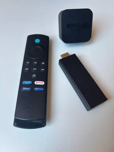 Amazon Fire TV Stick com Controle + Fonte Original (Transforma sua TV em Smart TV)