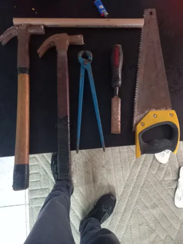 Vendo dois martelos de carpinteiro serrote turquesa e formao tudo isso aí por 200 só hoje