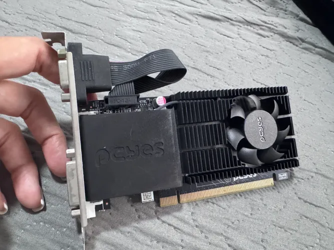 Placa de vídeo PCYes Radeon R5 220 2GB DDR3 64 bits Low Profile