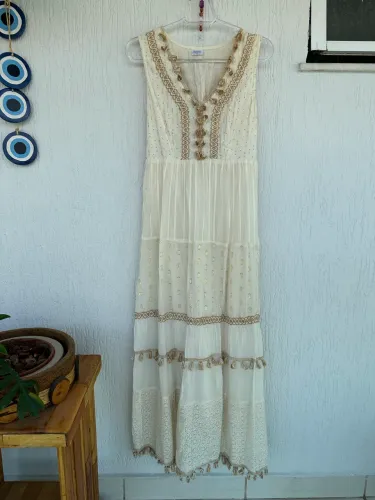 Vestido offwhite estilo boho com renda e fios dourados de lurex