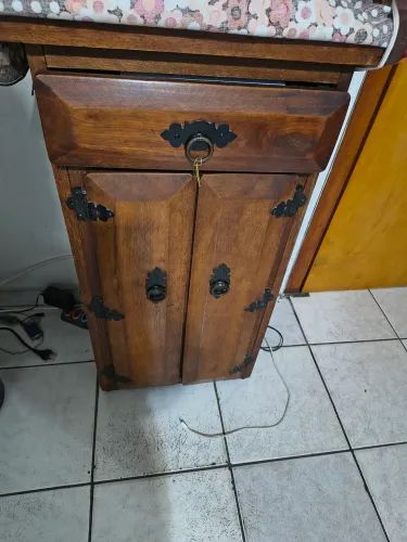Família vende móveis