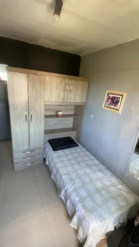 Cama e guarda roupa embutido