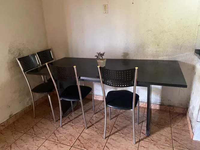 Vendo uma linda mesa de jantar de MDF na cor preta !