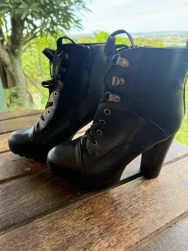 Vendo Bota Contorno Mooncity Salto Grosso Preta