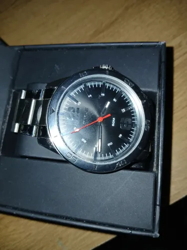 Eu comprei um  Relógio original por 600 reais  2 mês de uso 1 ano  de garantia vendo 350 