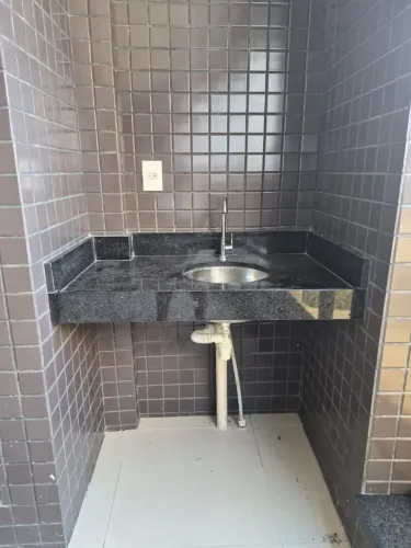 Vende-se pia em granito com Cuba inox, 0,96 X 0,62, novíssima!