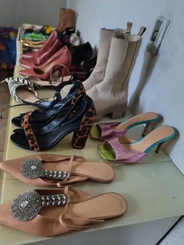 Sandálias botas e saltos
