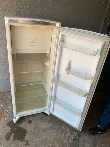 Geladeira consul bem conservada, frost free, 300 litros, original.  ENTREGO
