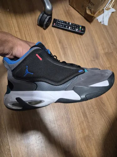 Air Jordan Max Aura 4