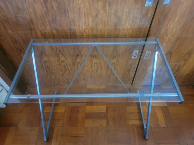 Mesa para computador/escrivaninha (vidro sobre estrutura de ferro).