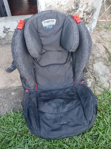 Uma cadeira de bebê usada