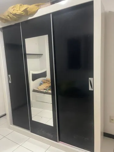 Guarda-roupa três portas