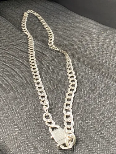 Vendo cordão de prata 70cm não sei quantos mm ela tem, consta um detalhe no fecho dela 